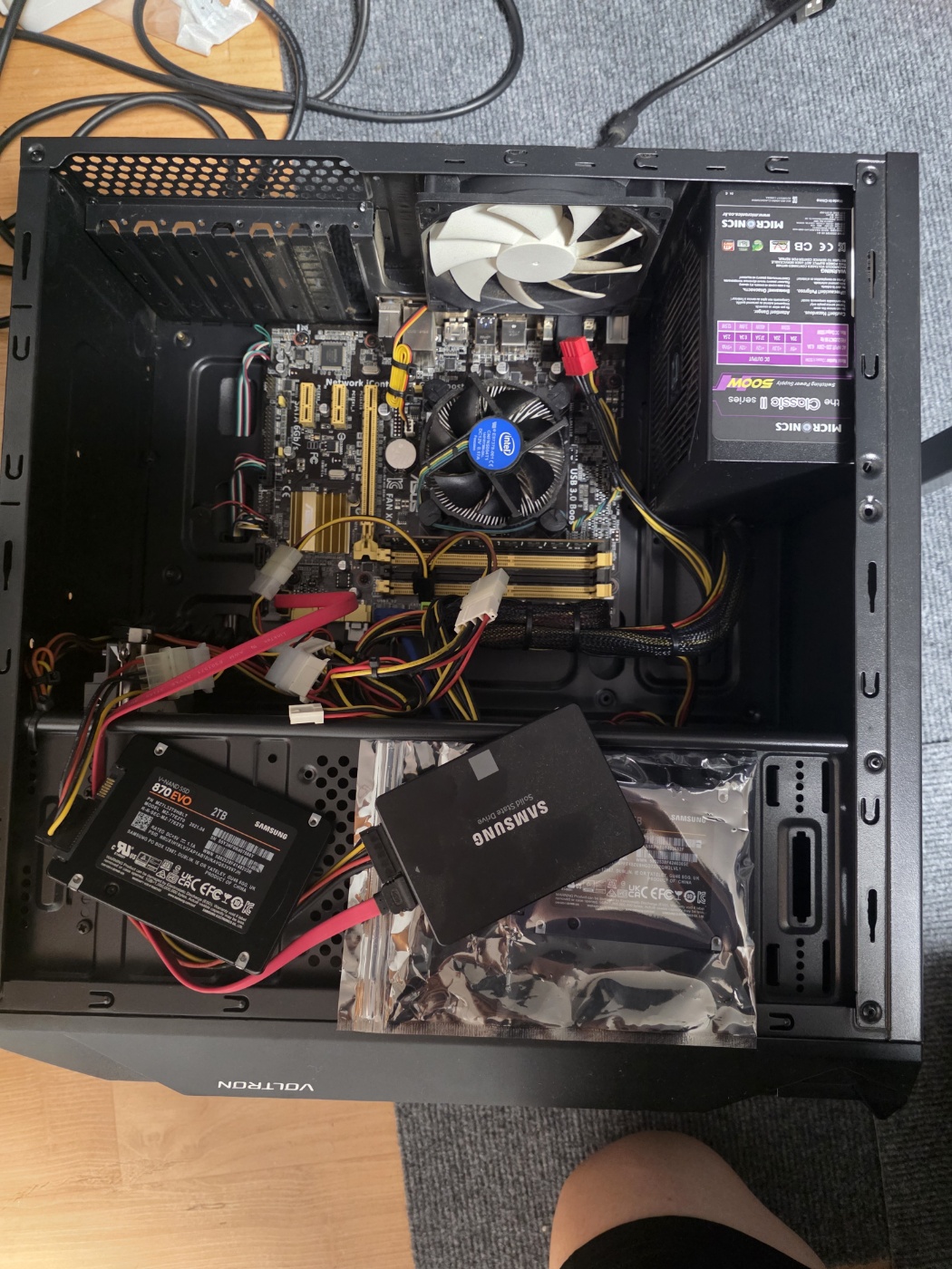 케이스 오픈 — ASUS 보드 + 인텔 순정 쿨러, 마이크로닉스 Classic II 500W, 하단에 삼성 SSD.